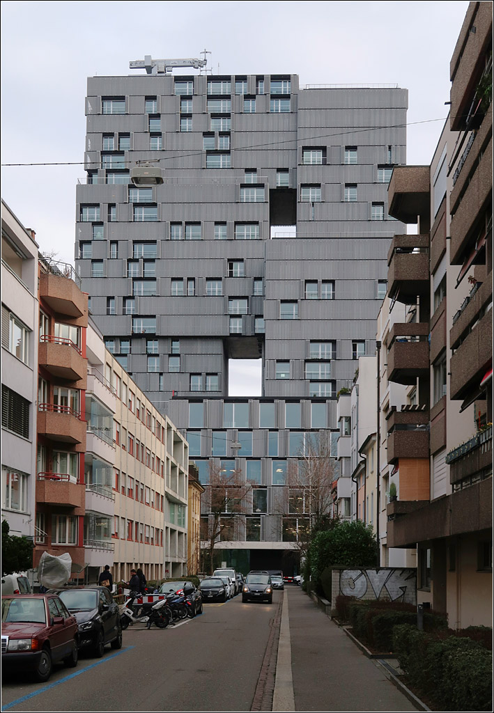 Moderne Architektur in Basel -

Blick aus der Frobenstrasse auf das Meret Oppeheim Hochhaus der Architekten Herzog & de Meuron. Das eigentliche Hochhaus mit Wohnungen setzt sich aus fnf Kuben zusammen, die zwei ffnungen frei lassen.

08.03.2019 (M)