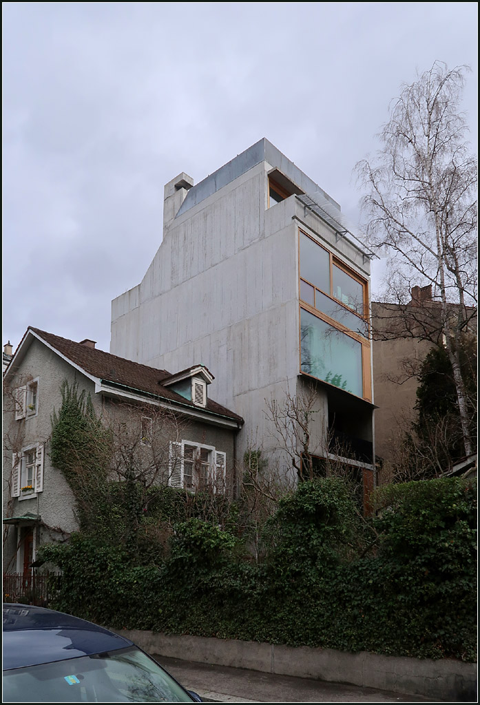 Moderne Architektur in Basel -

Blick von der Mrsbergerstrasse auf die Brandmauer und Gartenseite des Wohnhauses Blsiring der Architekten Buchner Brndler. Der Reiz liegt hier schon auch im Kontrast zur Nachbarbebauung.

07.03.2019 (M)