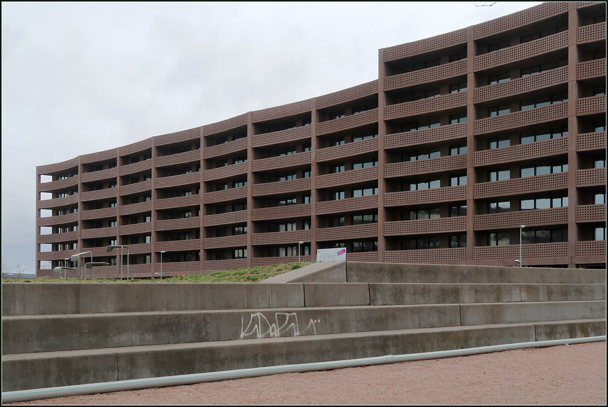 Moderne Architektur in Basel -

Blick vom Platz 'Im Triangel' auf das groe Wohn- und Geschftsgebude im Erlenmatt, dem ehemaligen Gterbahnhofgelnde in Basel-Rosental.

09.03.2019 (M)