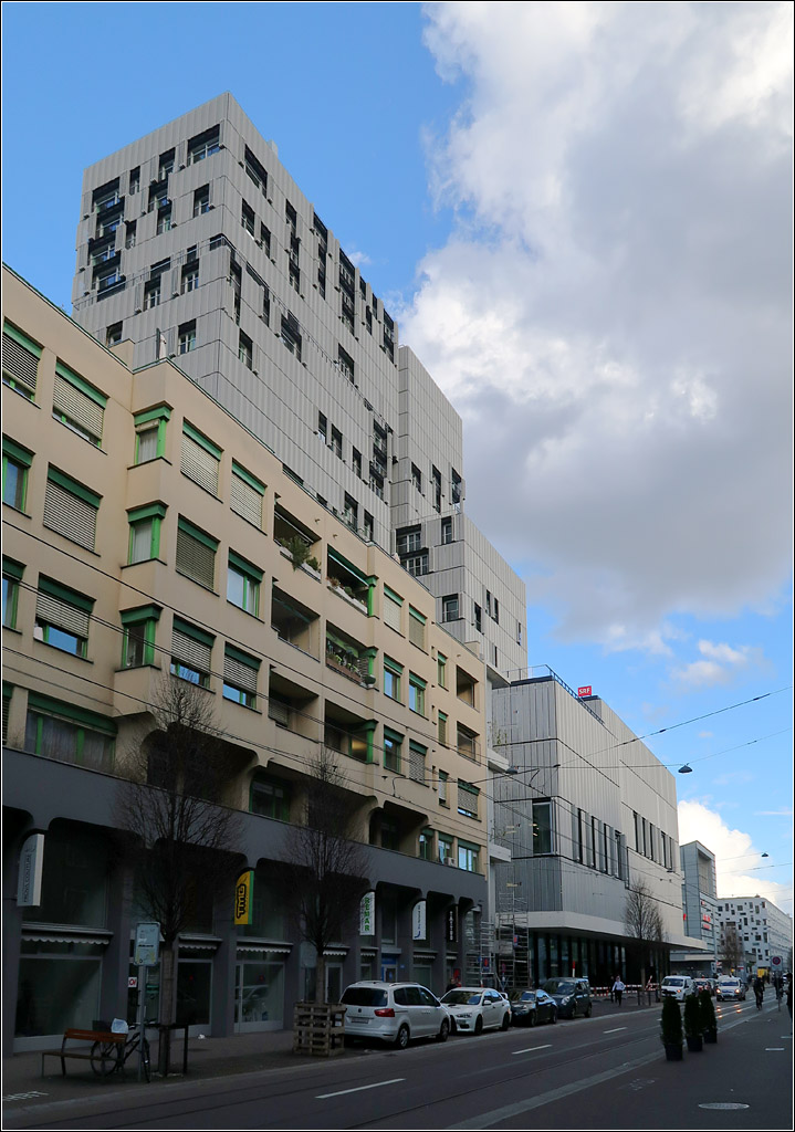 Moderne Architektur in Basel -

Blick von Südwesten entlang der Güterstraße auf das Meret Oppenheim Hochhaus der Architekten Herzog & de Meuron. In Manhattan haben diese Architekten übrigens einen 253 m hohen Wohn-Wolkenkratzer realisiert.

08.03.2019 (M)