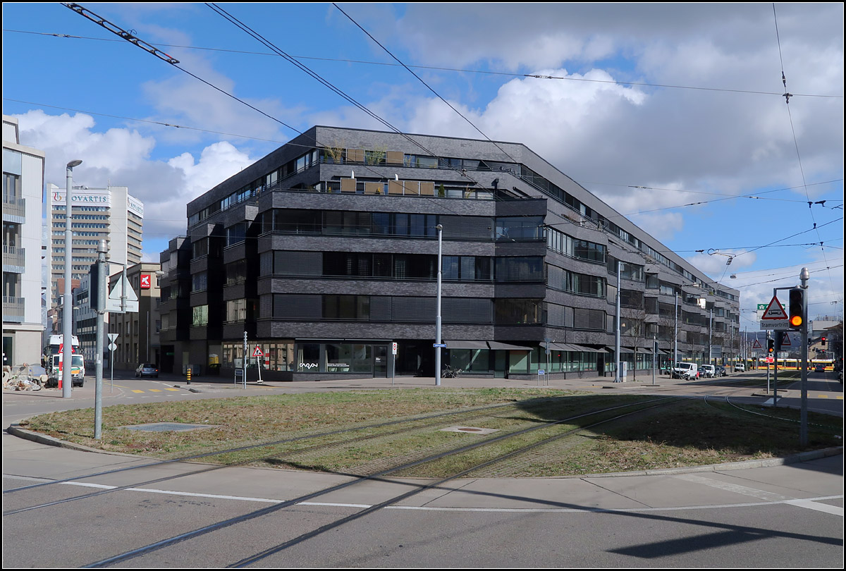 Moderne Architektur in Basel - 

Christ & Gantenbein planten das ca. 180 m lange Wohn- und Geschftsgebude  VoltaMitte entlang der Voltastrae. Es wurde ebenfalls 2010 fertiggestellt.
https://www.christgantenbein.com/projects/voltamitte-housing-basel

08.03.2019 (M)