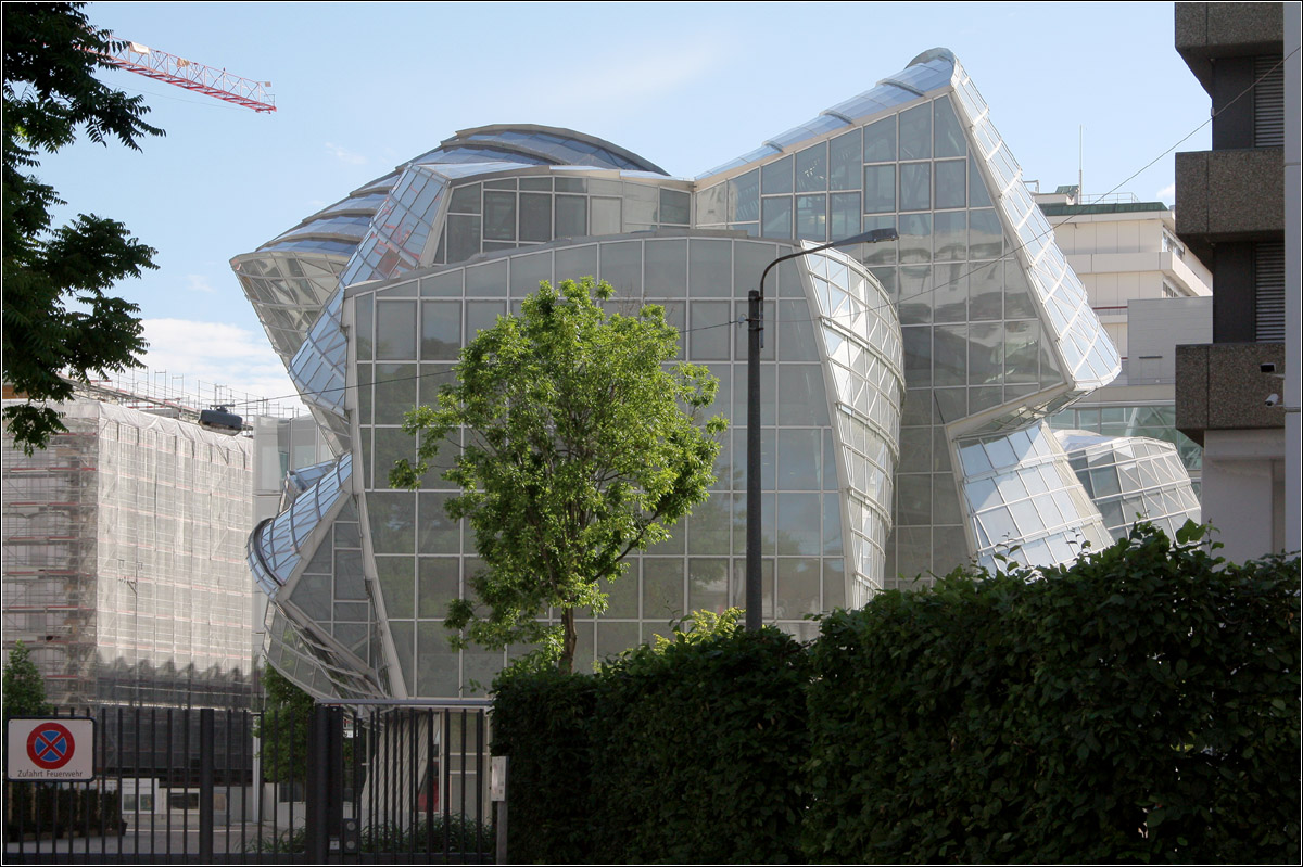 Moderne Architektur in Basel -

Das 2009 fertiggestellte Hauptgebude von Frank Gehry im Novartis Campus hat im Gegensatz zu den anderen dortigen Bauwerken ein sich frei entfaltende Form, die typisch fr den Architekten ist.

22.06.2013 (M)