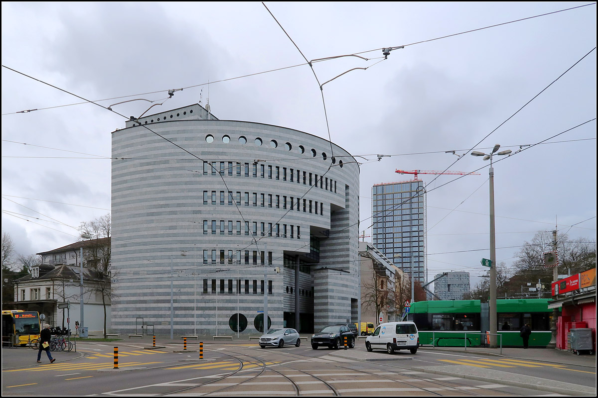 Moderne Architektur in Basel - 

Das markante Bankgebäude am Aeschplatz des Tessiner Architekten Mario Botta wurde 1995 fertiggestellt.

08.03.2019 (M(

