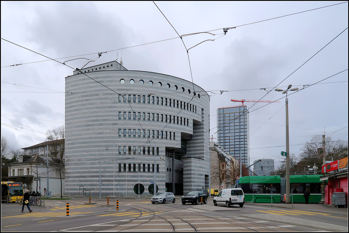 Moderne Architektur in Basel - 

Das markante Bankgebude am Aeschplatz des Tessiner Architekten Mario Botta wurde 1995 fertiggestellt.

08.03.2019 (M(

