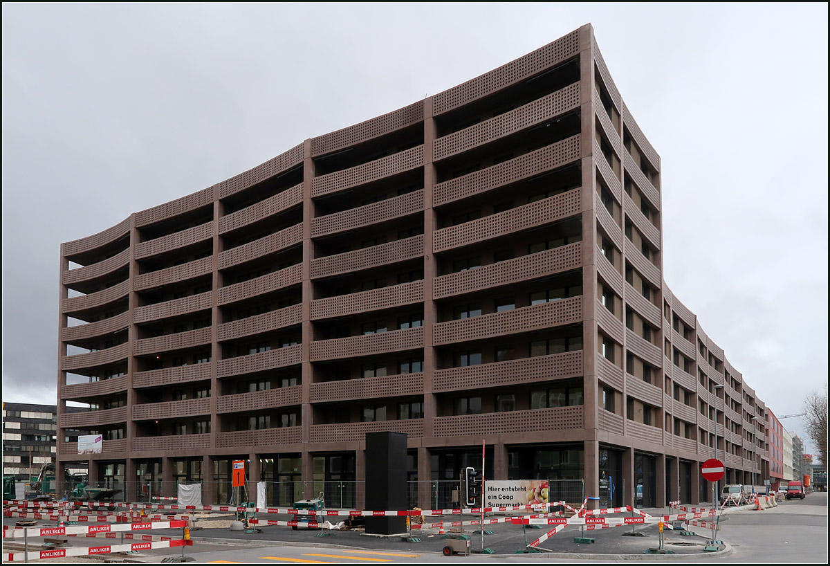 Moderne Architektur in Basel -

Das Baufeld A im Quartier Erlenfeld in Basel-Rosental wird durch einen groen gemischt genutzten Komplex von Morger Partner Architekten besetzt. Hinter den wellenfrmigen Balkonen befinden sich Wohnungen, whrend das Erdgeschoss gewerblich fr Ladengeschfte genutzt wird. Der Gebudekomplex wurde 2019 fertiggestellt.

09.03.2019 (M)