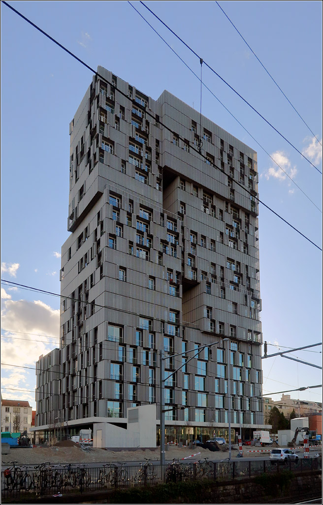 Moderne Architektur in Basel -

Das Meret Oppenheimer Hochhaus von Herzog & de Meuron von einem Bahnsteig aus gesehen. Im unteren Bauteil befinden sich Bros, darber Wohnungen.

07.03.2019 (M)