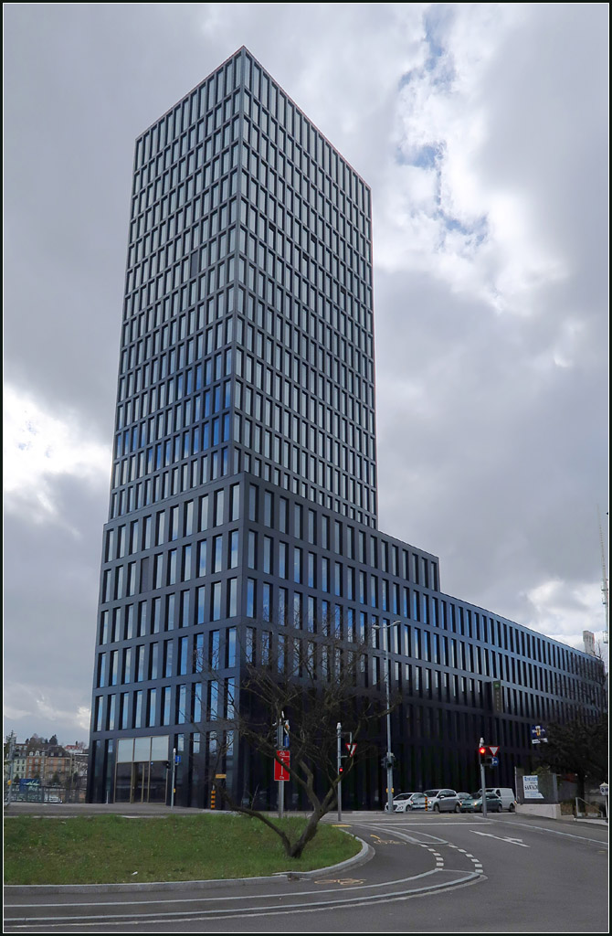 Moderne Architektur in Basel -

Der 78 m hohe Grosspeter-Tower wurde 2017 fertiggestellt. Architekten sind Burckhardt und Partner. Er befindet sich westlich des SSB Bahnhofes auf der Nordseite der Gleise.

07.03.2019 (M)