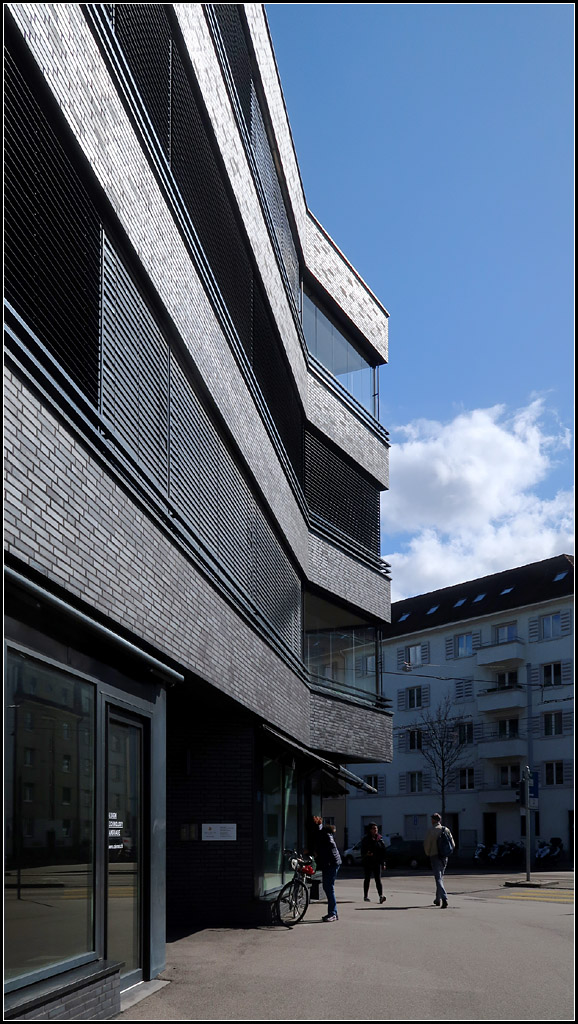 Moderne Architektur in Basel -

Der dunkle Klinker verleiht dem Gebude bei bestimmten Lichtsituationen eleganten Glanz. VoltaMitte von Christ & Gantenbein, 2010.

03.08.2019 (M)