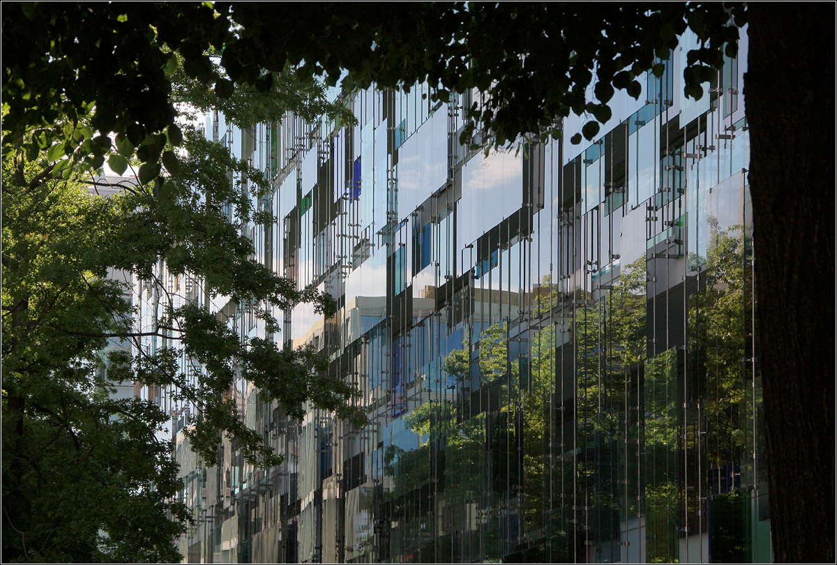 Moderne Architektur in Basel -

Die Glasfassade des Forum 3 im Novartis Campus von Diener & Diener.

22.06.2013 (M)