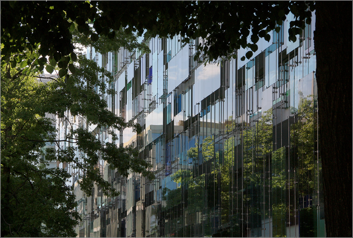 Moderne Architektur in Basel -

Die Glasfassade des Forum 3 im Novartis Campus von Diener & Diener.

22.06.2013 (M)