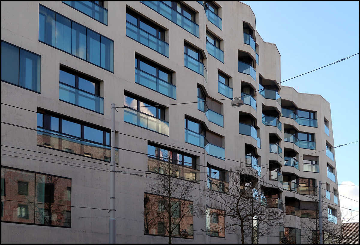 Moderne Architektur in Basel -

Die Nordfassade des Wohn- und Geschftshauses Voltacenter ist im westlichen Teil mehrfach geknickt. Buchner Brndler Architekten, 2010.

08.03.2019 (M)