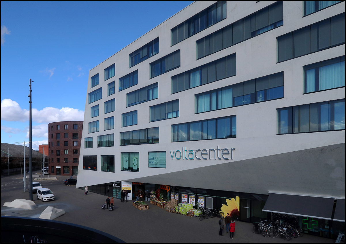 Moderne Architektur in Basel -

Die Sdwestfassade des Voltacenters mit dem schrgen Knick im unteren Bereich liegt gegenber dem Bahnhof Basel St. Johann. Buchner Brndler Architekten, 2010.

08.03.2019 (M)