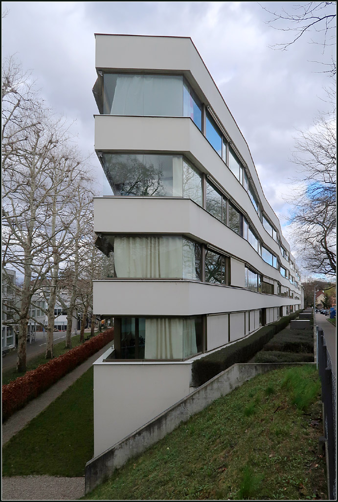 Moderne Architektur in Basel -

Ein langgezogenes Wohnhaus steht am St. Albanring. Die westliche Stirnseite wirkt sehr schmal, da hier das Grundstck spitz ausluft. Architekten waren Morger + Degelo, Fertigstellung 2002.

07.03.2019 (M)