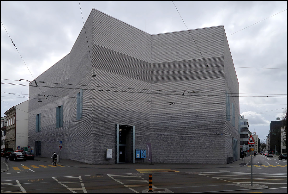 Moderne Architektur in Basel -

Ein Monolith stellt der Erweiterungsbau der Basler Kunstmuseums dar. Die unterschiedlichen Grautöne der Backsteinfassade deutet ein klassische Aufteilung an, in Bezug zum älteren Hauptgebäude. Mit diesem ist der Neubau unterirdisch unter der Straße rechts verbunden.

08.03.2019 (M)