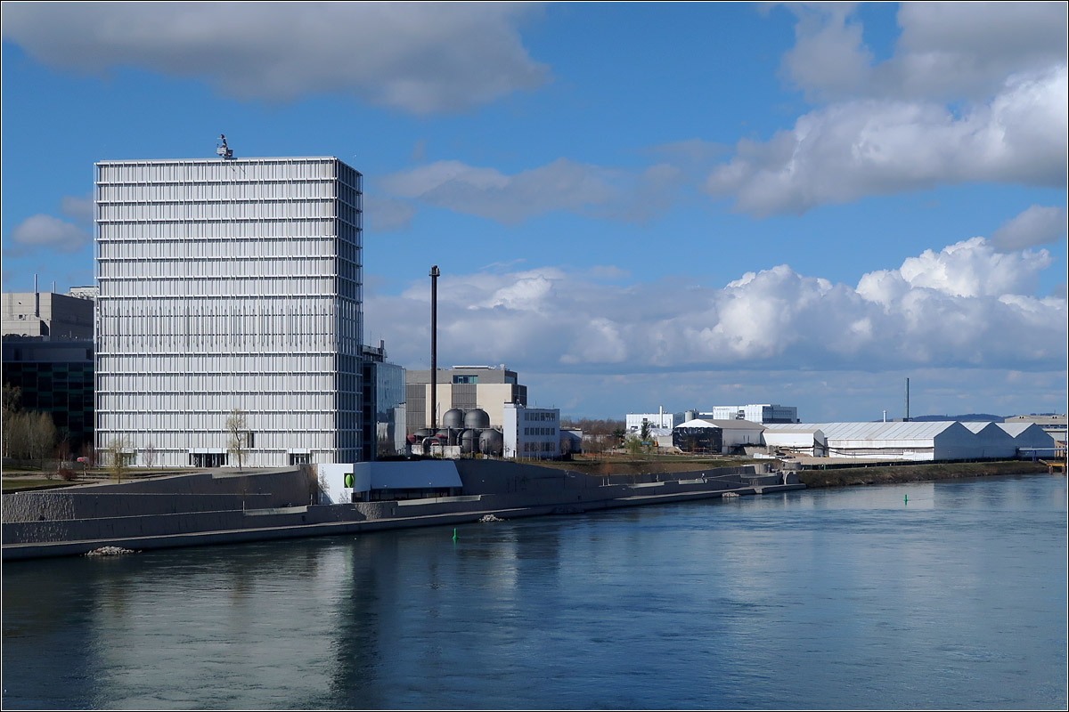 Moderne Architektur in Basel -

Ein neues Hochhaus, das Asklepios 8 steht im Novartis Campus. Das 2015 fertiggestellte Hochhuse wurde von Herzog & de Meuron geplant und ist 63 m hoch. Blick von der Dreirosenbrcke.

08.03.2019 (M)