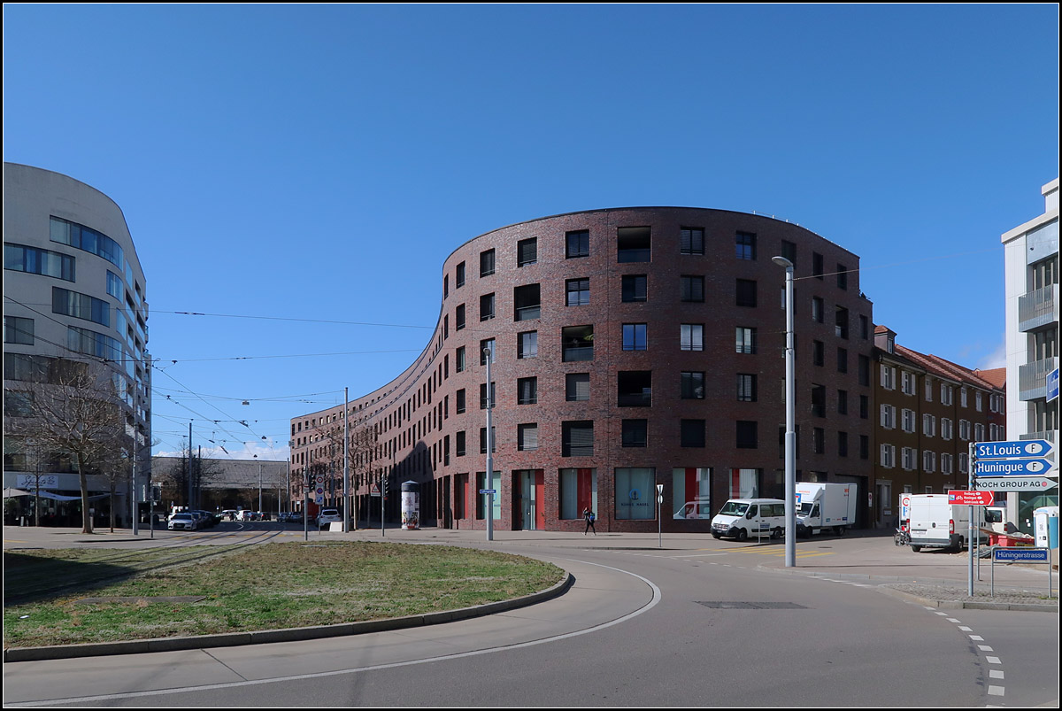 Moderne Architektur in Basel -

Gegenber dem Voltacenter liegt die berbauung Volta West, ebenfalls ein Wohn- und Geschftshauskomplex von Degelo Architekten in Zusammenarbeit mit Itten-Brechbhl. Fertigstellung war 2010.
https://www.degelo.net/projekte/Volta-West-Basel.php

08.03.2019 (M)