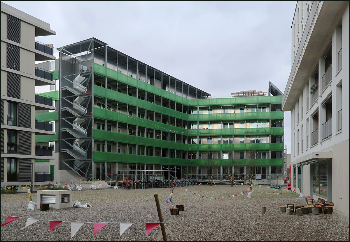 Moderne Architektur in Basel -

Grn gestreift: die Hofseite des Genossenschaftshauses der Architekten Buchner Brndler. Die Erschlieung erfolgt ber offene Treppenhuser und Laubengnge. Wir selber leben in einem Haus mit dieser Erschlieungsart.

07.03.2019 (M)