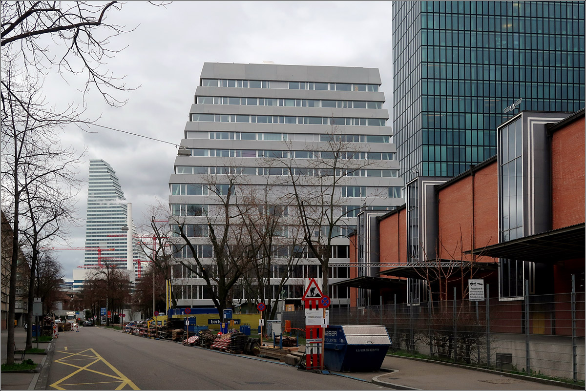 Moderne Architektur in Basel -

In der Mitte die Wohn-und Geschftsberbauung Rosentalstrasse von Morger + Dettli Architekten. Direkt daneben das Messehochhaus und links im Hintergrund der Roche Tower. Rechts vorne die Fassade der Rundhofhalle der Messe Basel des Architekten Hans Hofmann aus dem Jahr 1954.

09.03.2019 (M)