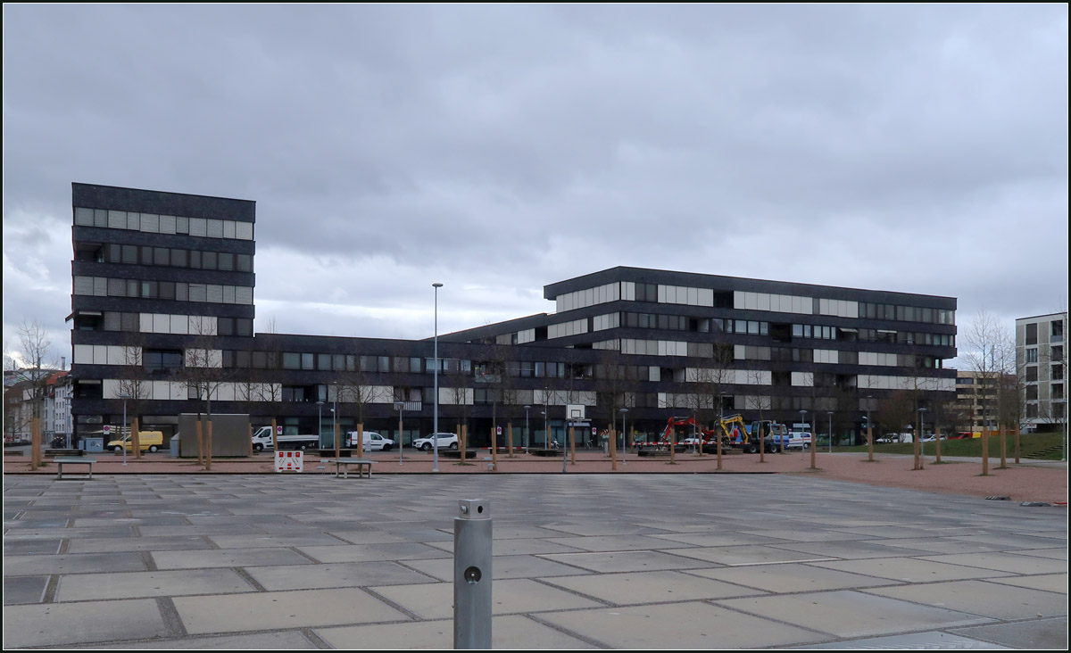 Moderne Architektur in Basel -

Obwohl es eher wie ein Brogebude aussieht handelt es sich bei diesem Gebude um ein Wohngebude. Die Wohnberbauung Erlentor in Basel-Rosental wurde von Morger + Dettli Architekten geplant.

07.03.2019 (M)