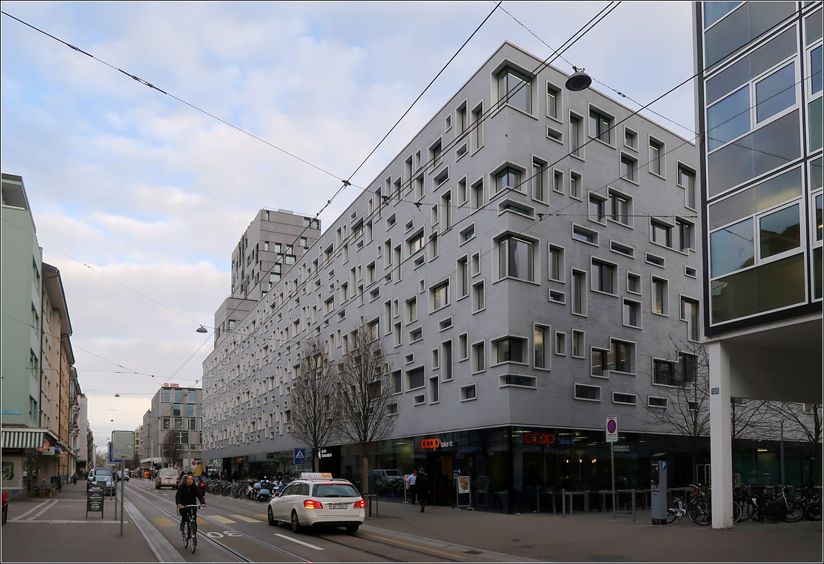 Moderne Architektur in Basel -

Südlich des SBB-Bahnhofes steht seit 2012 der Gebäudekomplex der Architekten Herzog & de Meuron auf dem Baufeld D des Südparkes. Neben Einkaufsmöglichkeiten im Erdgeschoss, gibt es Büros-, ein Rechenzentrum in den Untergeschossen und eine Seniorenresidenz auf der Nordseite zu den Gleisen hin in einem zehnstöckigen Gebäudeteil.

06.03.2019 (M)