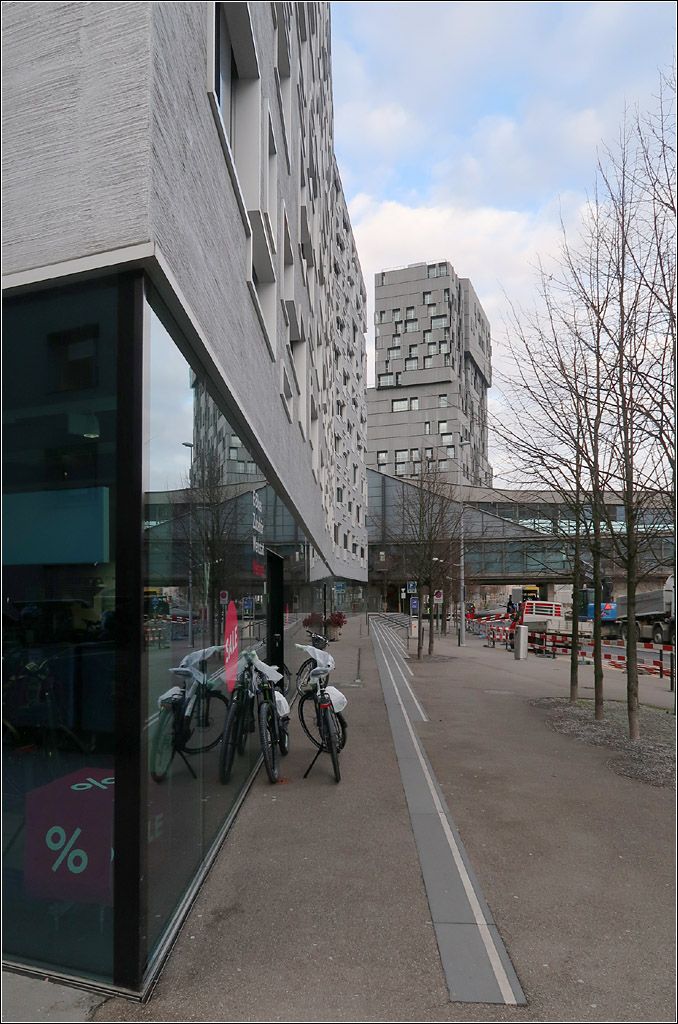 Moderne Architektur in Basel - 

Sdpark, Baufeld D. Architekten: Herzog & de Meuron, Fertigstellung 2012., gemischte Nutzungen.

Ein Blick entlang dem Bauwerk auf der Gleisseite zum Meret Oppenheim Hochhaus. Davor ist die Passerelle erkennbar, die zum SBB-Bahnhof gehrt, von Cruz y Ortiz Arquitectos geplant und 2003 fertiggestellt wurde.

08.03.2019 (M)