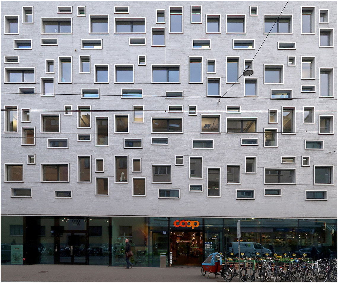 Moderne Architektur in Basel - 

Sdpark, Baufeld D. Architekten: Herzog & de Meuron, Fertigstellung 2012., gemischte Nutzungen.

Ein Ausschnitt der ungewhnlichen Fassade mit den wechselnden Fensterformaten.

08.03.2019 (M)