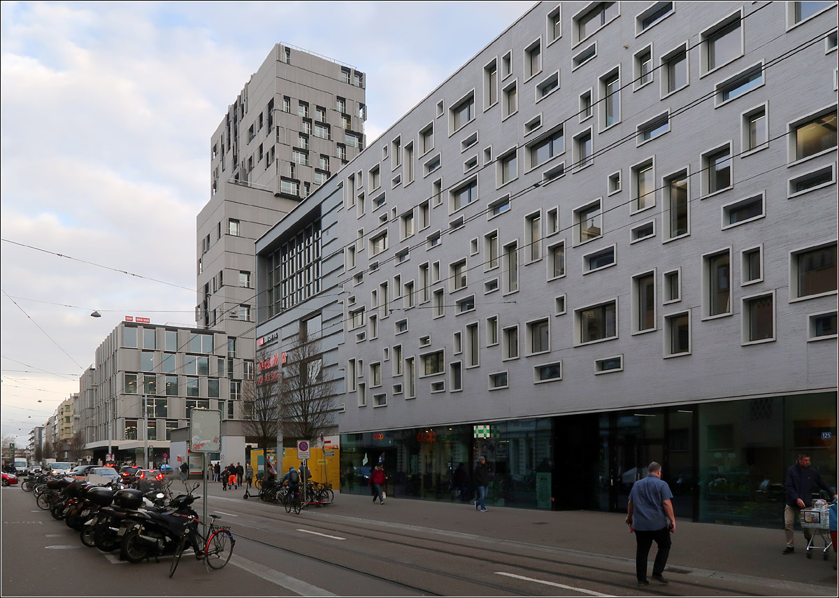 Moderne Architektur in Basel - 

Sdpark, Baufeld D. Architekten: Herzog & de Meuron, Fertigstellung 2012., gemischte Nutzungen.

Blick entlang der Gterstrae. im weiteren Straenverlauf ist das neue Meret Oppenheim Hochhaus zu sehen, ebenfalls von Herzog & de Meuron geplant. Dazwischen liegt die Passerelle, die die Gleise berbrckt und die Bahnsteige des SSB-Bahnhofes erschliet und auch das Gundeldingerquartier mit der Basler Innenstadt verbindet.

08.03.2019 (M)