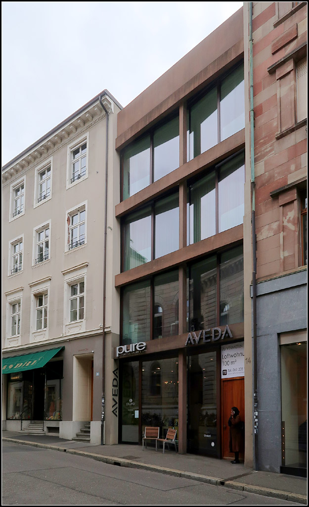 Moderne Architektur in Basel -

Wohn- und Geschäftshaus Bäumliengasse der Architekten Diener & Diener, Fertigstellung 2005.

08.03.2019 (M)