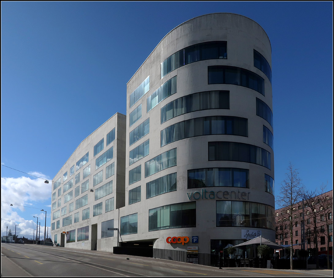 Moderne Architektur in Basel -

Zum Lothringerplatz hin hat das Wohn- und Geschftshaus Voltacenter einen runden Abschluss. Links am Gebude vorbei fr der zur Bahnberfhrung ansteigende Luzernerring. Buchner Brndler Architekten, 2010.

08.02.2019 (M)