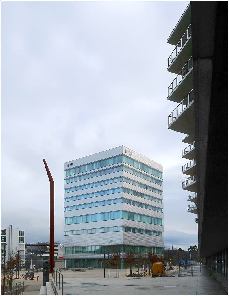 Moderne Architektur bei Basel -

Das 2014 fertiggestellte neungeschossige  Gebude fr die Hochschule fr Gestaltung und Kunst von Morger + Dettli. Rechts im Bild die Balkon des Transitlager-Aufbaues.

08.03.2020 (M)