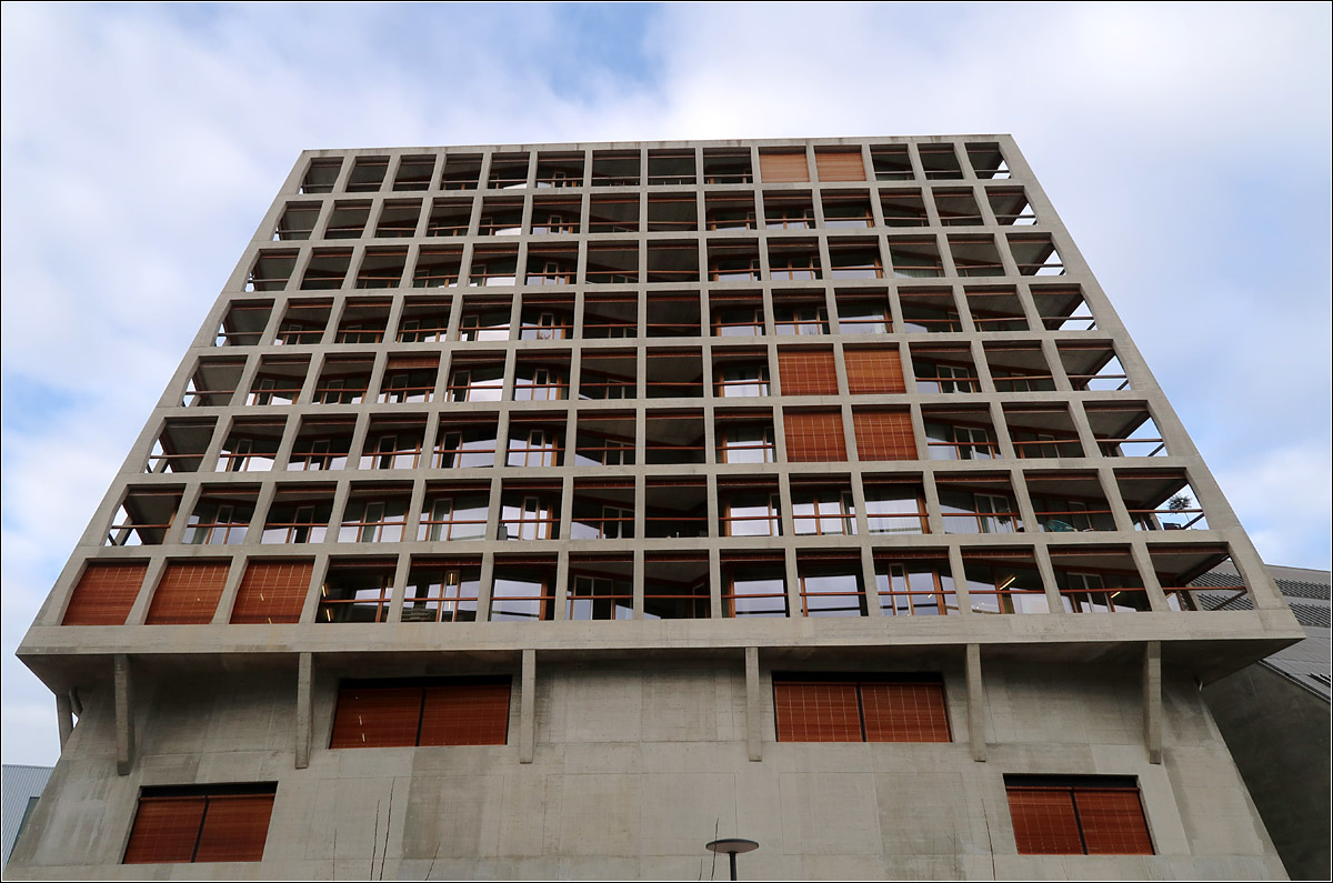 Moderne Architektur bei Basel -

Das 'Helsinki Dreispitz' von Herzog & de Meuron. Hinter dem Betonraster liegen die Balkon, vor den vllig verglasten Fassaden der Wohnungen. Hier die Ostfassade.

08.03.2020 (M)