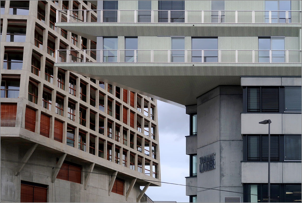 Moderne Architektur bei Basel -

Das 'Helsinki Dreispitz' von Herzog & de Meuron und das 'Transitlager' von BIG. Ausschnitthafter Blick auf beide Bauwerke.

08.03.2020 (M)