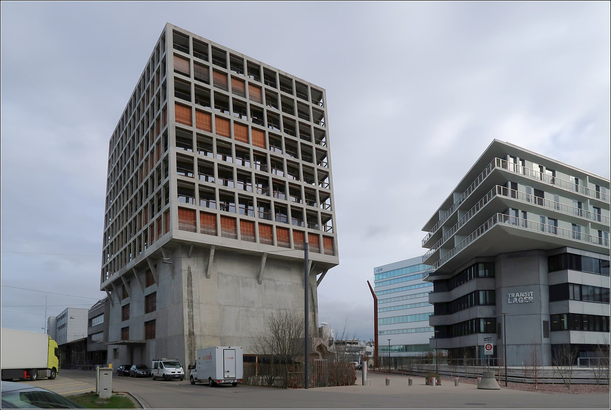 Moderne Architektur bei Basel -

Links das 'Helsinki Dreispitz' von Herzog & de Meuron und rechts das 'Transitlager' von BIG. Dazwischen etwas verdeckt der Turm für die Hochschule für Gestaltung und Kunst von Morger + Dettli.

08.03.2020 (M)