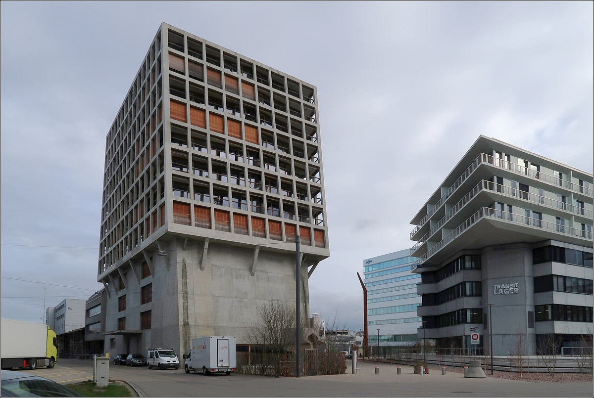 Moderne Architektur bei Basel -

Links das 'Helsinki Dreispitz' von Herzog & de Meuron und rechts das 'Transitlager' von BIG. Dazwischen etwas verdeckt der Turm fr die Hochschule fr Gestaltung und Kunst von Morger + Dettli.

08.03.2020 (M)