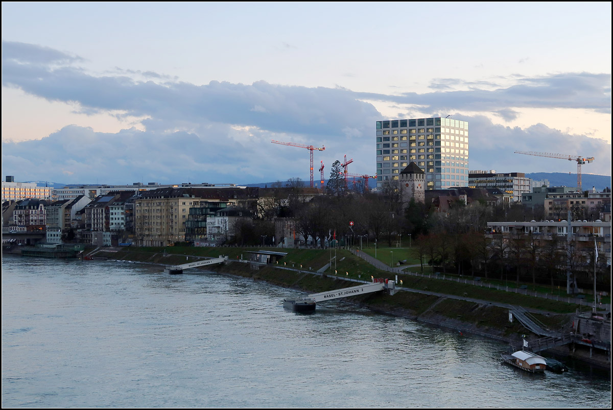 Moderne Architektur -

Der 72 m hohe Biozentrum-Turm der Uni Basel soll 2021 fertig sein. Architekten sind Andreas Ilg und Marcel Santer. Leider stört der plumpe Turm das Stadtbild von Basel, insbesondere vom Rhein her gesehen. Blick von der Dreirosenbrücke.

08.03.2019 (M)

