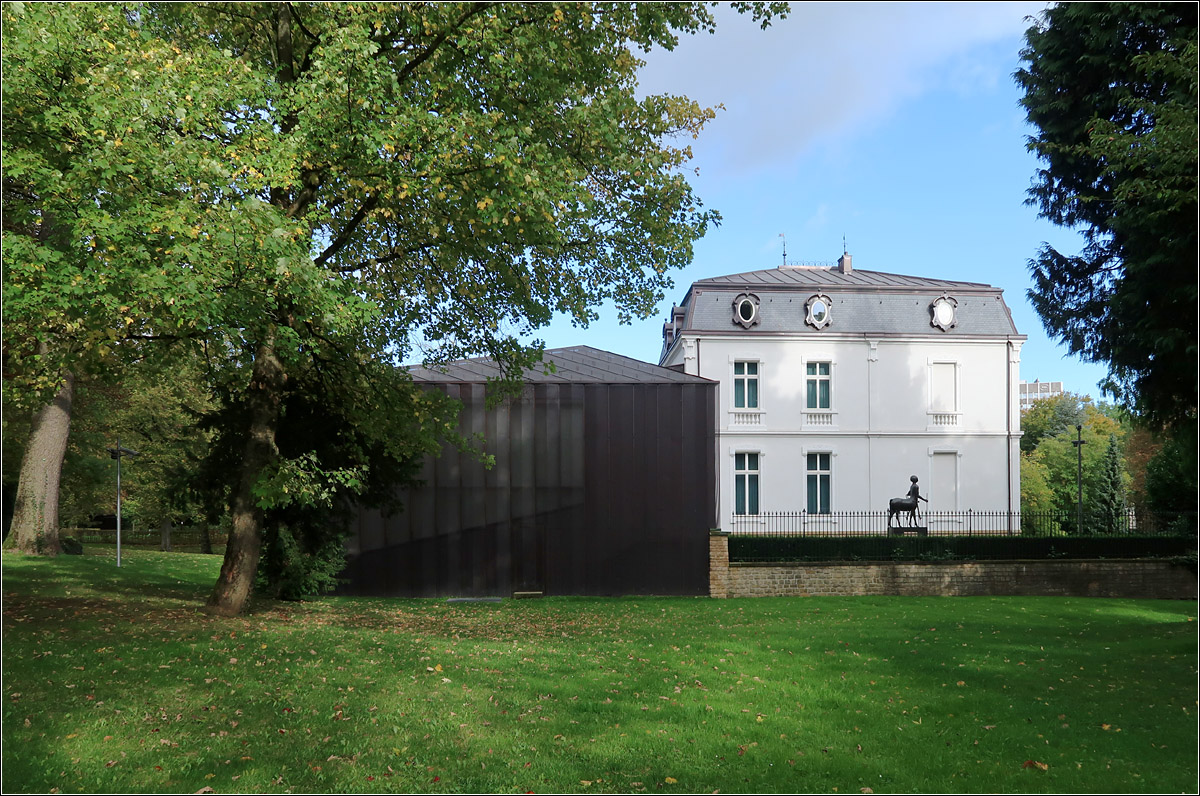 Moderne Architektur in Luxemburg -

Museum Villa Vauban. Links der Erweiterungsbau von 2010 von Philippe Schmit, rechts die alte Villa.

06.10.2017 (M)