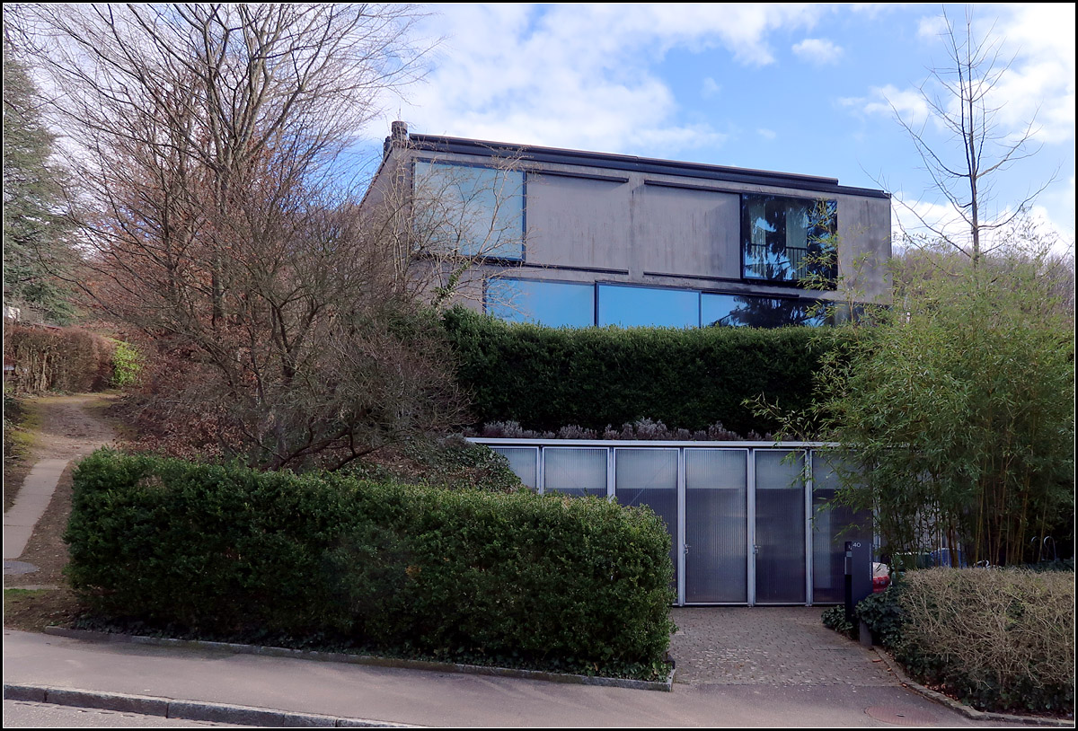 Moderne Architektur in der Umgebung von Basel - 

Haus Koechlin in Riehen der Architekten Herzog & de Meuron, Fertigstellung 1994. Die beiden U-Frmigen Geschosse sind um 90 gegeneinander verdreht und umschlieen so einen Innenhof, der durch Glas- wnde und Glasdachelemente vllig geschlossen werden kann.

08.03.2019 (M)