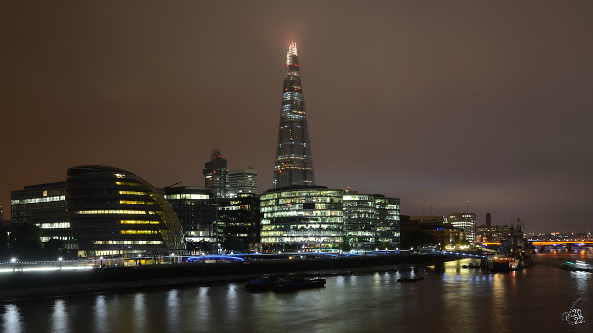 Moderne Bebauung auf der South Bank in London mit dem alles berragenden Wolkenkratzer  The Shard . (September 2013)