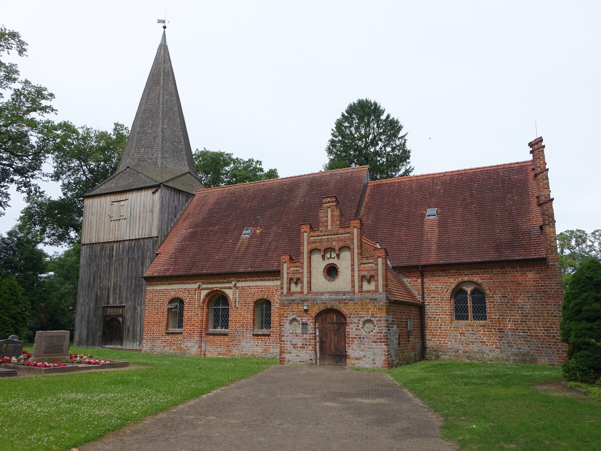 M�dlich, evangelische Kirche, sp�tgotischer Backsteinbau mit Chor aus dem 16. Jahrhundert (21.06.2026)