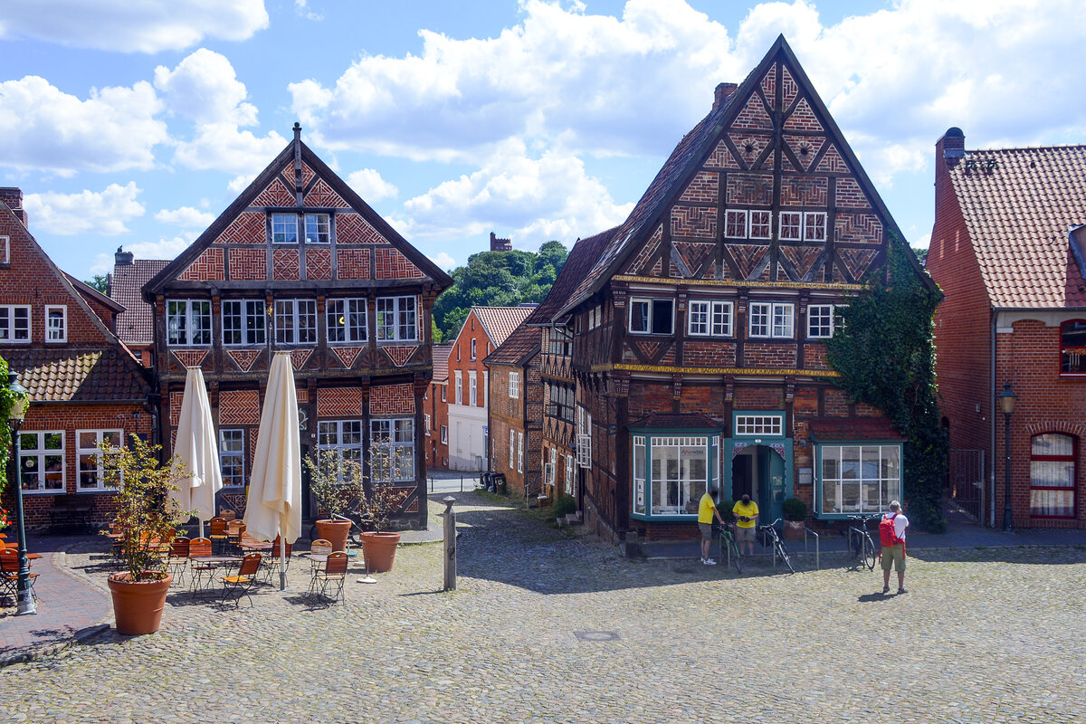 Mlln - Am Markt in der Altstadt. Links im Bild ist das Eulenspiegel-Museum zu sehen. Das Museum ist eine kleine volks- und heimatkundliche stdtische Sammlung in Mlln und wurde im Jahr 1996 als eigenstndige Abteilung des Mllner Museums in einem Fachwerkhaus, einem alten Brgerhaus von 1582, Am Markt 2, gegenber vom Historischen Rathaus gelegen, eingerichtet. Aufnahme: 28. Juni 2022.