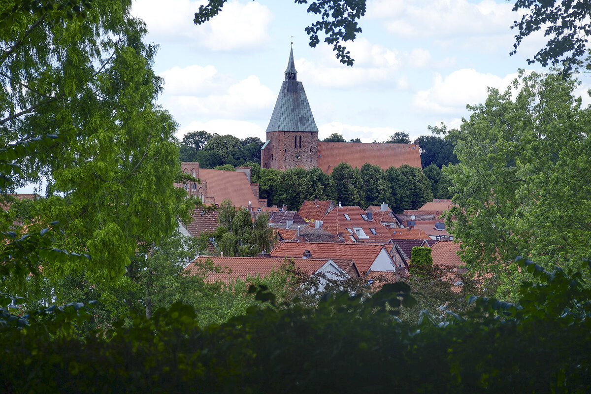 Mlln - Blick auf die St.-Nikolaikirche vom Aussichtspunkt am Kurpark. Aufnahme: 28. Juni 2022.