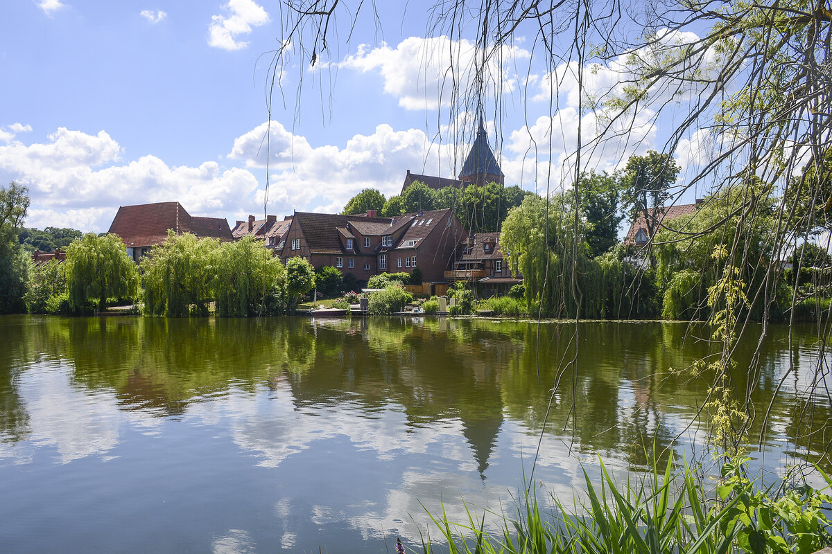 Mlln im Kreis Herzogtum Lauenburg. Blick auf die Altstadt mit der St.-Nicolai-Kirche. Aufnahme: 28. Juni 2022.