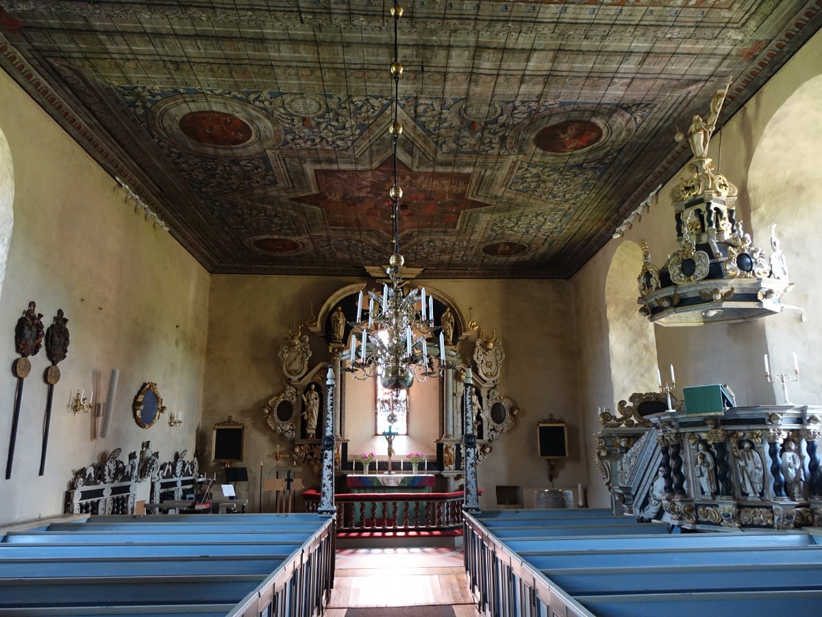 Mlltorp, Altar und Kanzel in der Kirche, Holzdecke von 1744, dekoriert von Malermeister Johan Liedholm, Taufbecken von 1250, barocker Alter von 1684 (16.06.2015)