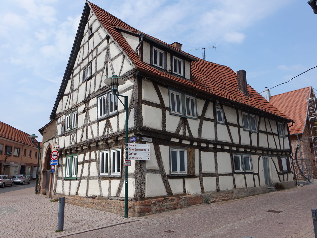 Mmlingen, Fachwerk Bauernhaus, zweistckiges Fachwerkhaus mit Satteldach in Ecklage, erbaut im 18. Jahrhundert (13.05.2018) 