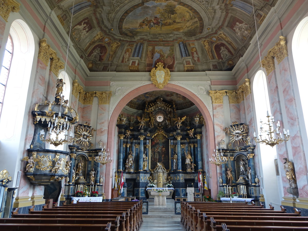 Mnchberg, katholische Pfarrkirche St. Johannes der Tufer, Saalkirche mit eingezogenem dreiseitig schliessendem Chor und Schiefersatteldach,
erbaut von 1749 bis 1751 durch Johann Martin Schmidt (13.05.2018)