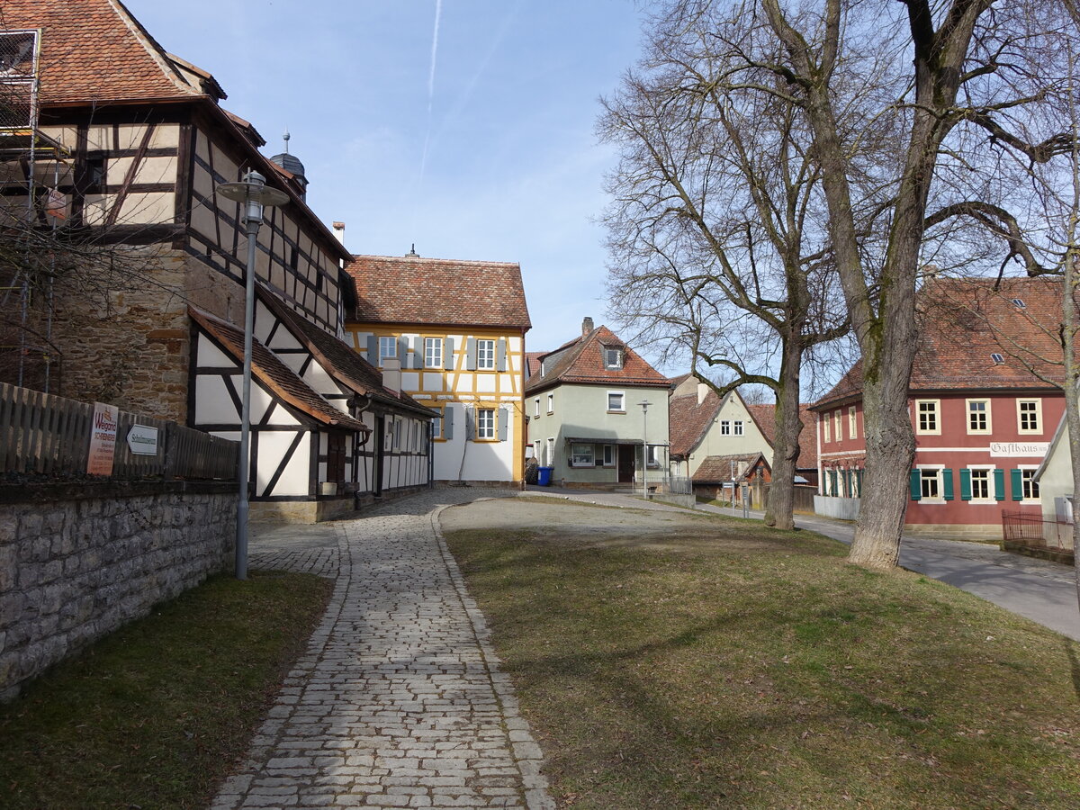 Mnchsondheim, Fachwerkhuser an der Kirchenburg (08.03.2015)