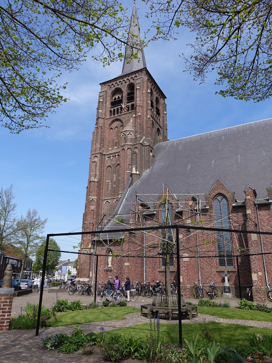 Moergestel, St. Jans Kirche, erbaut 1931, Kirchturm von 1500 (06.05.2016)