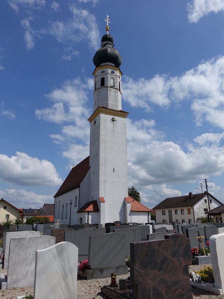 Mling, kath. Pfarrkirche Maria Himmelfahrt, einschiffiges Langhaus mit Chor von gleicher Breite, erbaut im 15. Jahrhundert, barock umgestaltet von 1767 bis 1768 (15.08.2015)