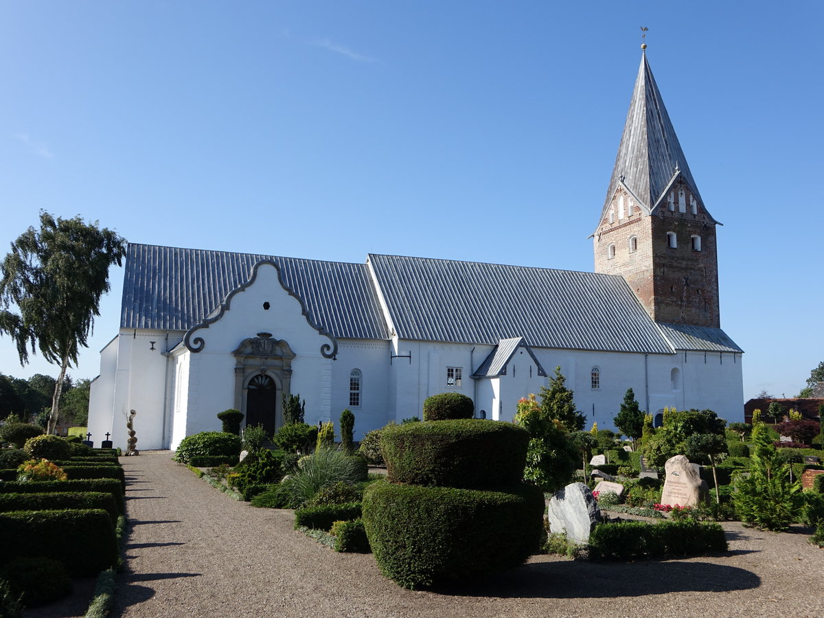 Mogeltonder, romanische Ev. Kirche, erbaut ab 1200, Kirchturm sptmittelalterlich, erhht 1628 (27.07.2019)