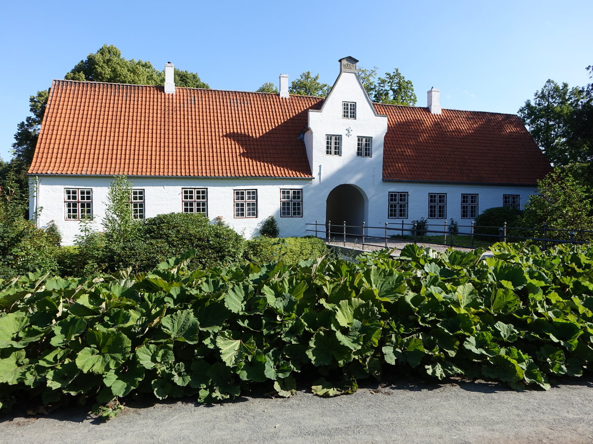 Mogeltonder, Torhaus von Schloss Schackenborg, erbaut im 17. Jahrhundert (27.07.2019)